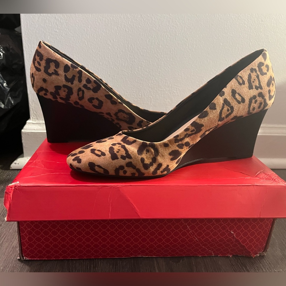 Katie & Kelly Laurene Leopard Print Wedge | Size 10 | Tan/ Black